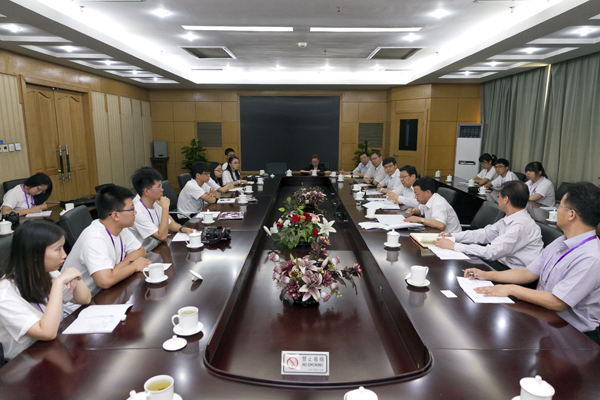 海協會會長陳德銘在北京會見了前來北京參加第四屆“清華-頂新兩岸領袖生計劃”的兩岸大學生 海協會會長陳德銘在北京會見了前來北京參加第四屆“清華-頂新兩岸領袖生計劃”的兩岸大學生