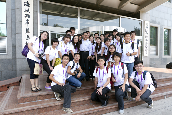 陳德銘會長與參加第四屆“清華-頂新兩岸領袖生計劃”的兩岸大學生座談 陳德銘會長與參加第四屆“清華-頂新兩岸領袖生計劃”的兩岸大學生座談